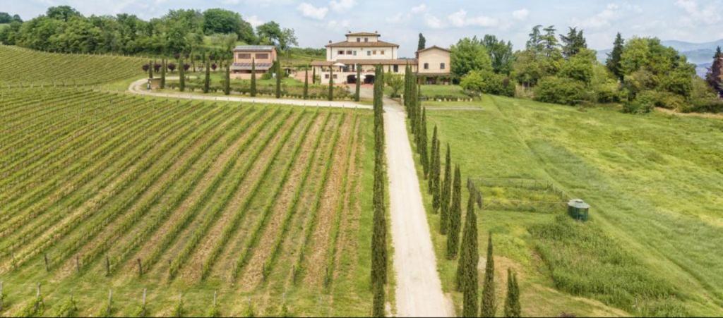 里尼亚诺苏拉尔诺Fattoria Casagrande的享有农场的空中景色,房子位于后面