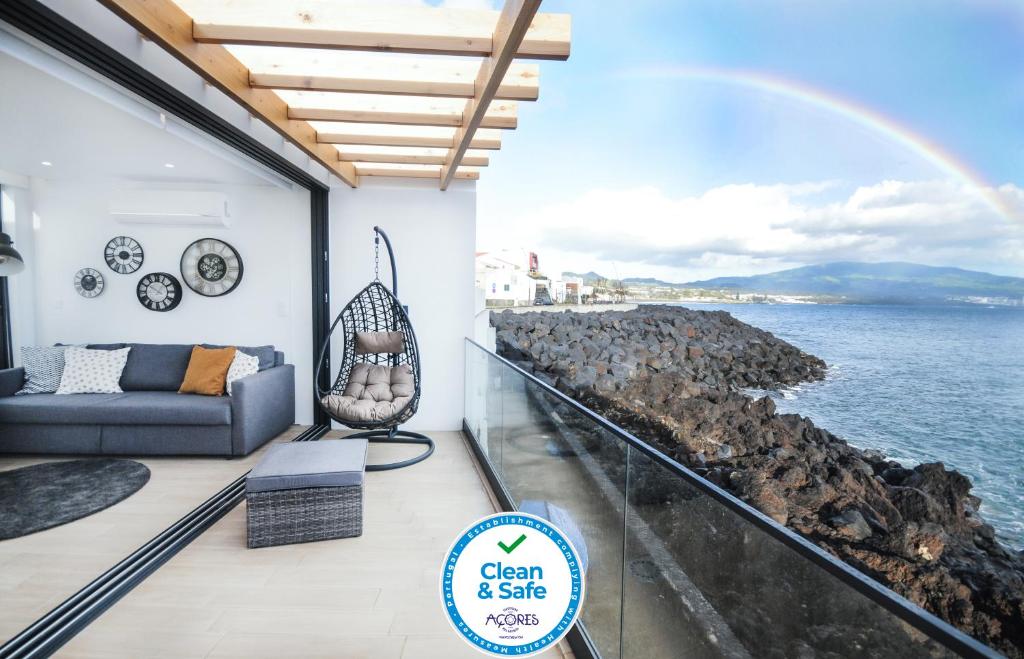 圣罗克Home at Azores - Oasis House的享有海景和彩虹的客厅