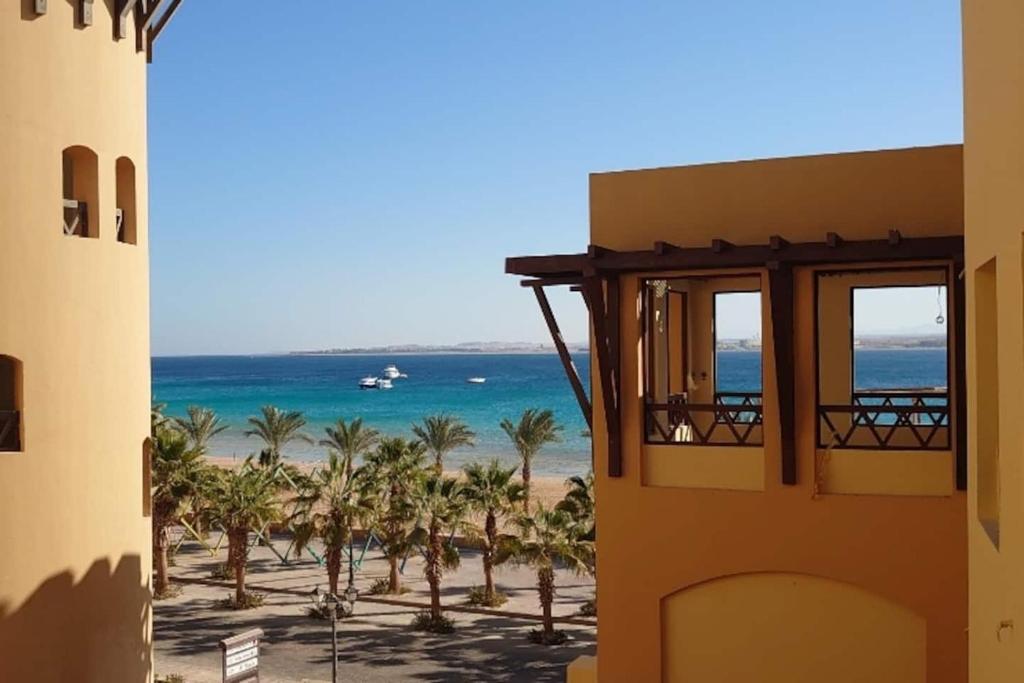 赫尔格达Tawaya Sahl Hasheesh的从大楼欣赏海滩美景