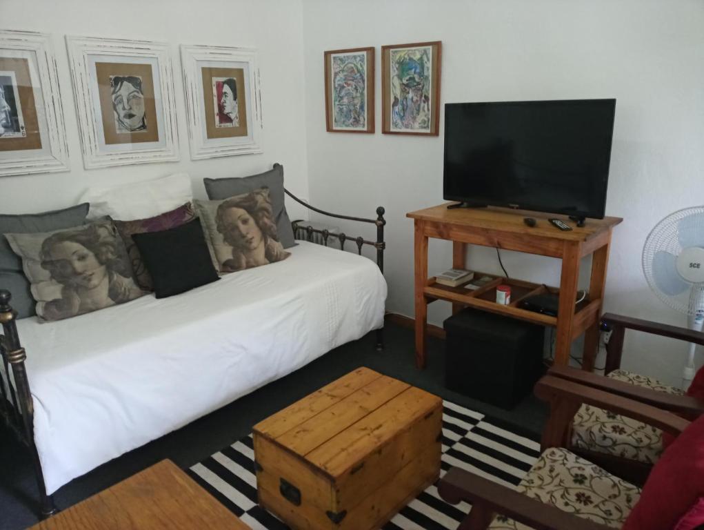 比勒陀利亚Grace的客厅配有两张床和一台平面电视