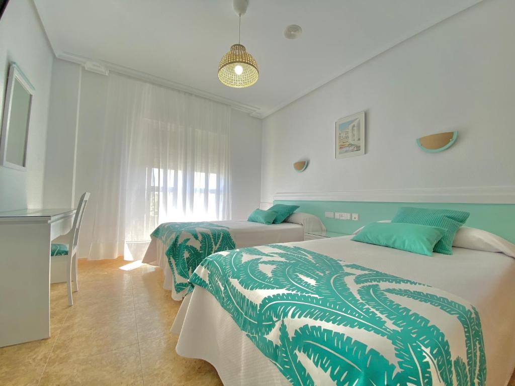 埃尔卡沃德加塔加特布兰卡布里莎加布酒店的一间卧室配有两张带绿色和白色床单的床