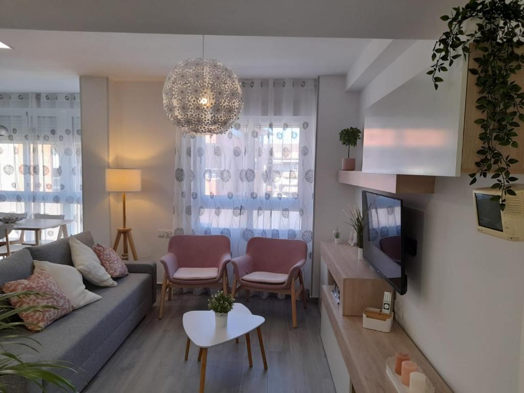 穆尔西亚Apartamento Molinos del Río的带沙发和电视的客厅