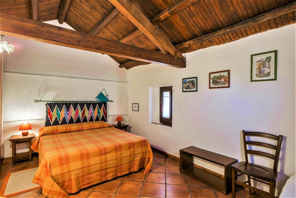 布塞托帕利佐洛Baglio Anastè的一间卧室设有一张床和木制天花板