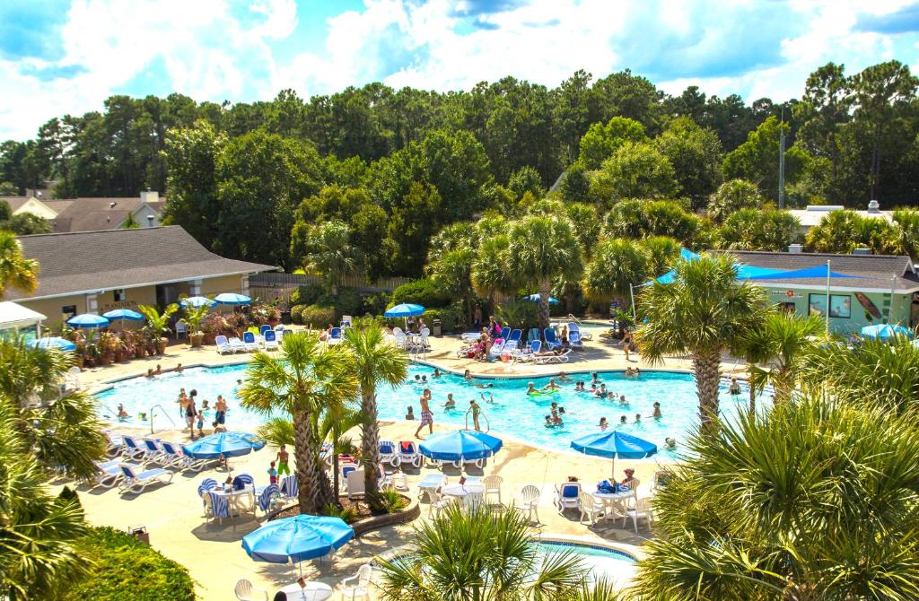默特尔比奇Grand Palms Resort的享有度假村游泳池的顶部景致