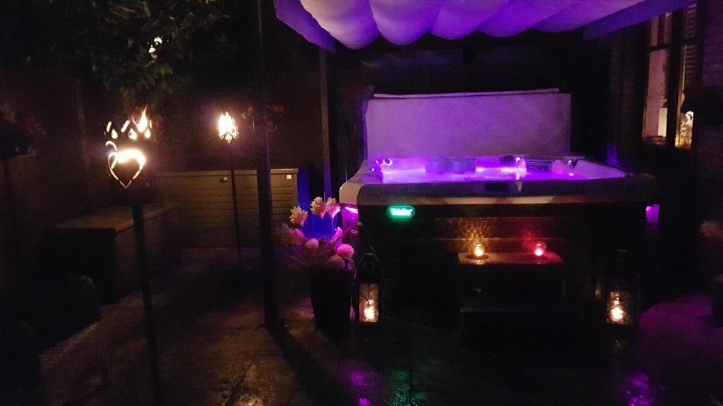 Stelle漩涡浴池套房马拉喀什-酒廊旅馆的一间暗室,配有一张紫色灯床