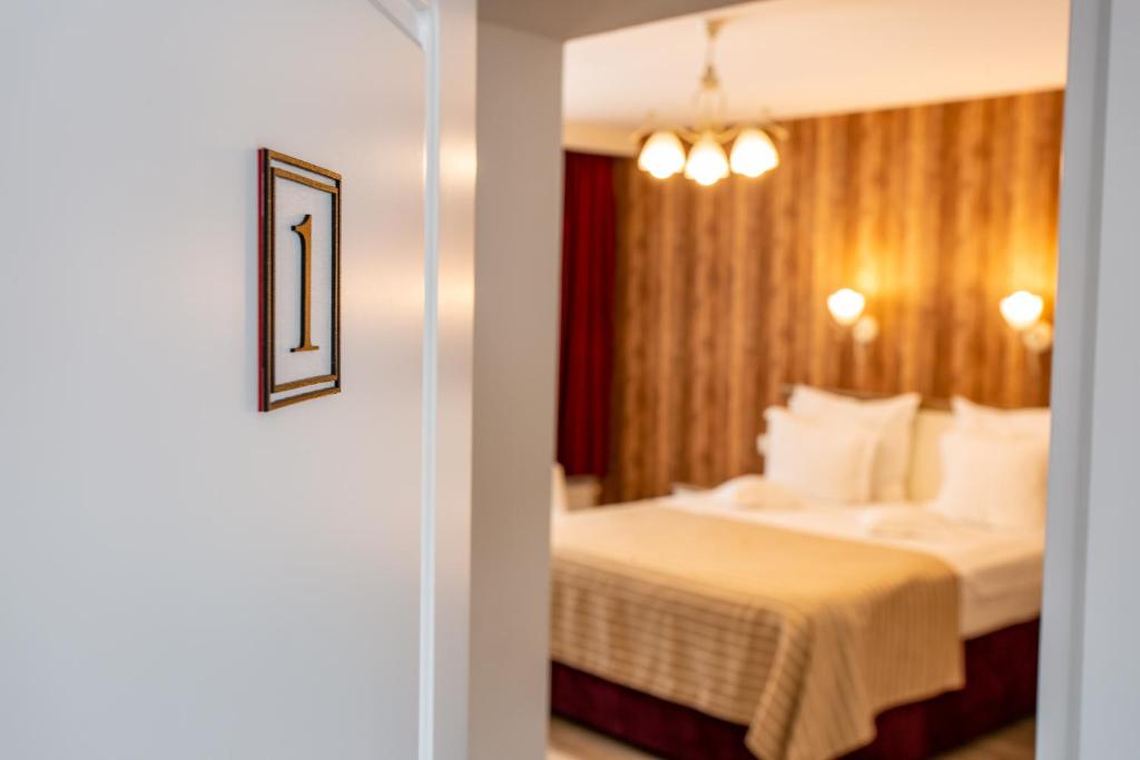 锡纳亚Pensiunea Carmen`s Mansion B的酒店客房,配有一张黄色毯子床