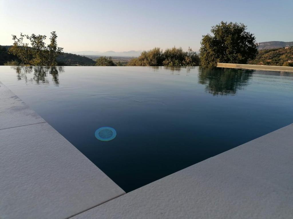 奥利亚斯特罗奇伦托Agriturismo B&b Il Poggio Eccelso的享有大型水池的景致。