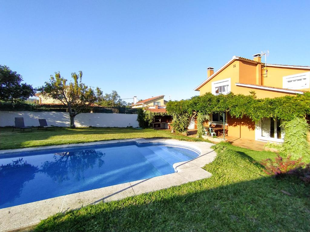 GoyánCasa da Glicia, una casa con piscina privada, para disfrutar y relajarse的一座房子的院子内的游泳池