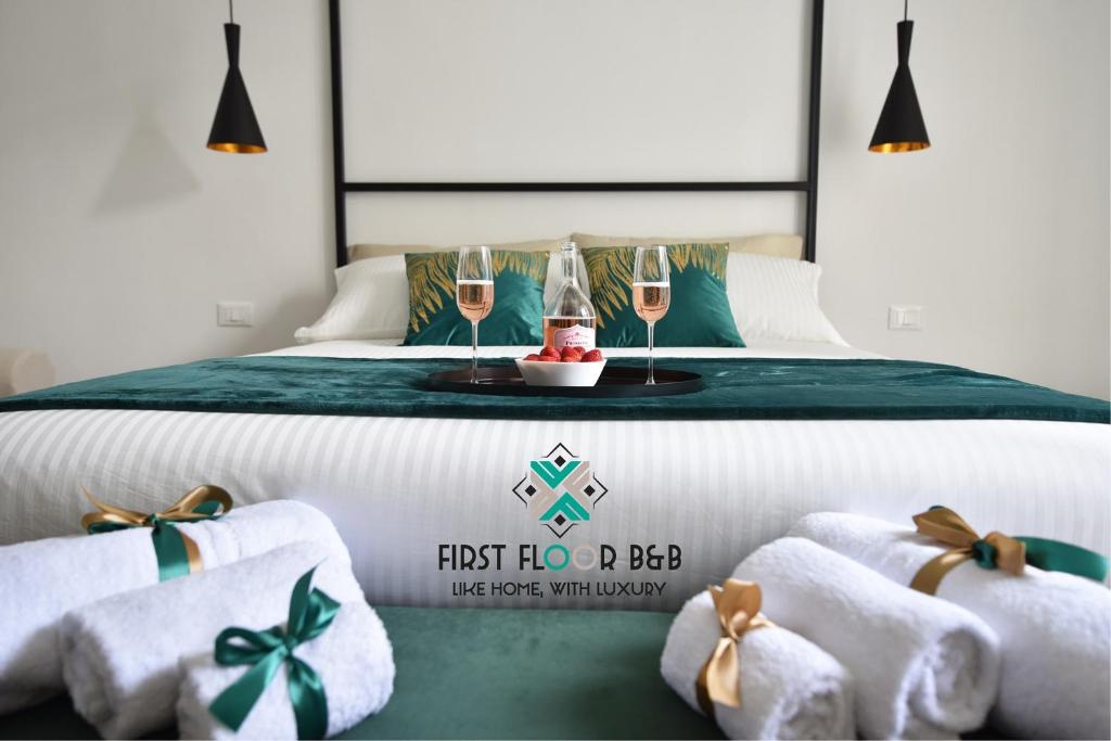 巴里First Floor B&B的一间卧室配有一张带两杯香槟的床