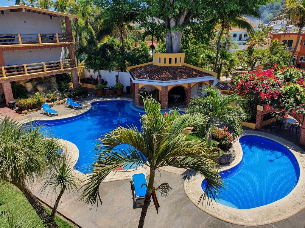 瓜亚比托斯Bungalows As De Oros的享有度假村游泳池的顶部景致