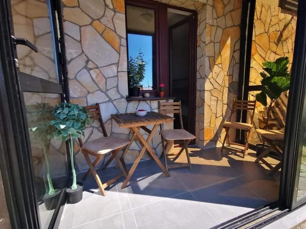 科帕奥尼克Studio Jolly Kop Jana 2的一个带桌椅和石墙的庭院
