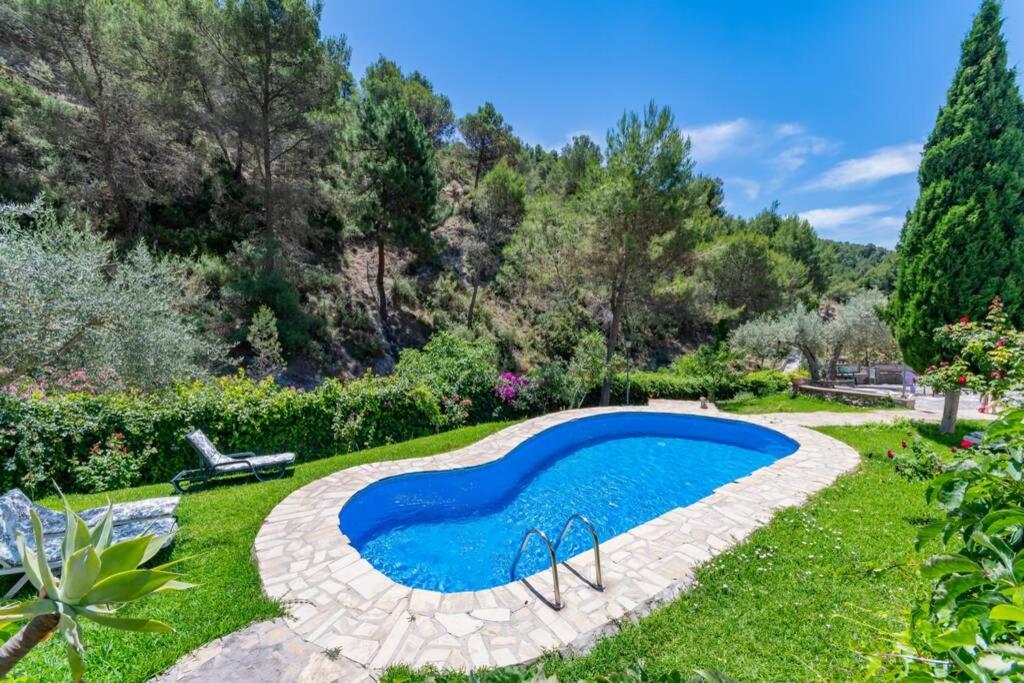 弗里希利亚纳Casa Rosa, con encanto y piscina climatizada的庭院中间的游泳池