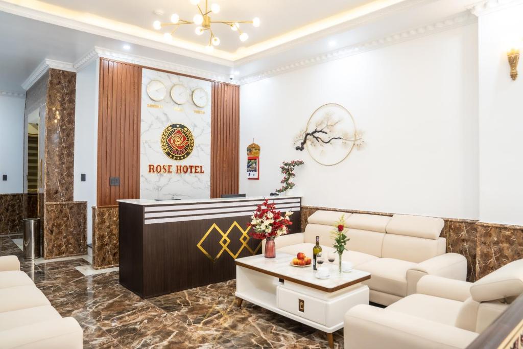 洞海Rose Hotel Quảng Bình的一间设有白色沙发和桌子的等候室