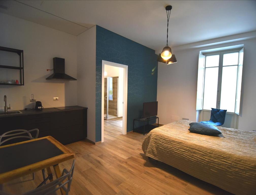 福萨诺Roma 141的一间卧室配有一张床、一张书桌和一个窗户。