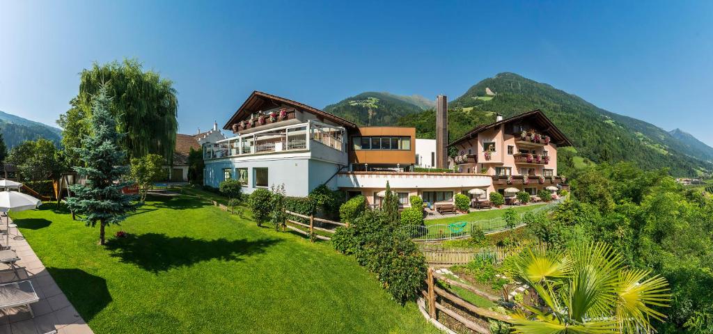 萨尔图西奥Alpenhof Lodge的享有高山房屋的空中景致