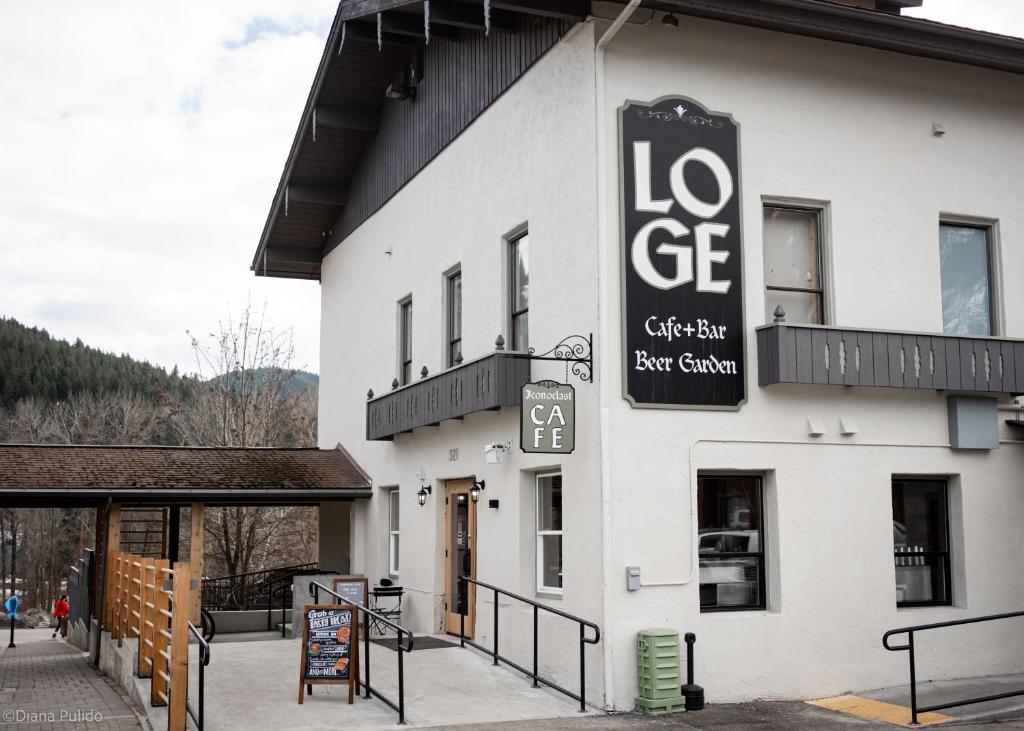莱文沃思LOGE Leavenworth Downtown的白色的建筑,标有餐厅标志
