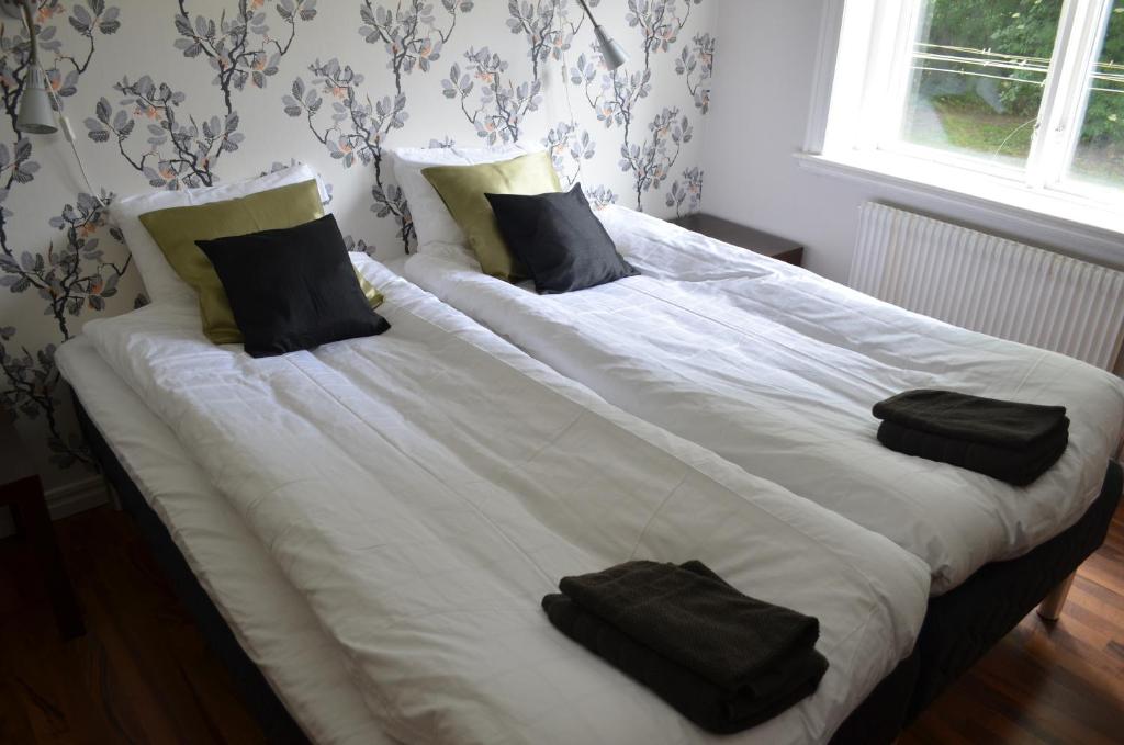 卡尔斯克鲁纳莱卡赫姆万德拉赫姆酒店的一张带两个黑色枕头的大型白色床