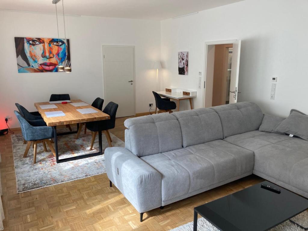 布伦瑞克佩特里科奇城市公寓的客厅配有沙发和桌子