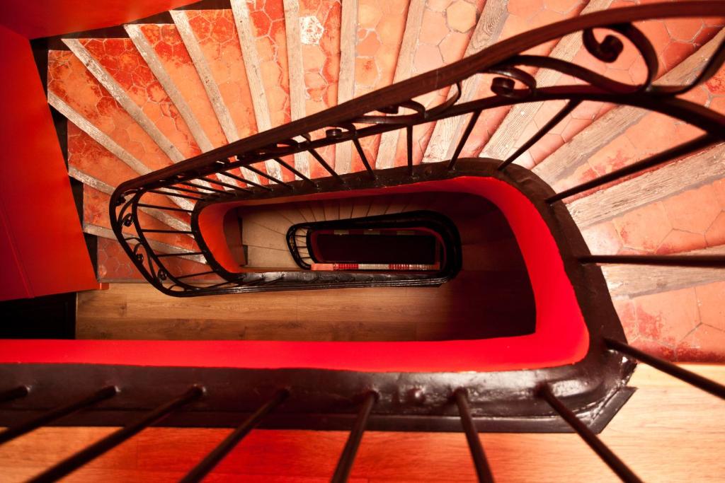 马赛卡萨奥尔特加住宿加早餐旅馆的红色的黑色金属床