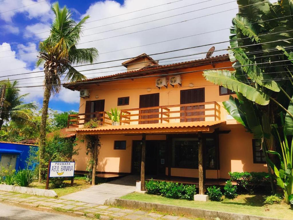 坎布里Pousada Azul Banana - Camburi的前面有标志的房子