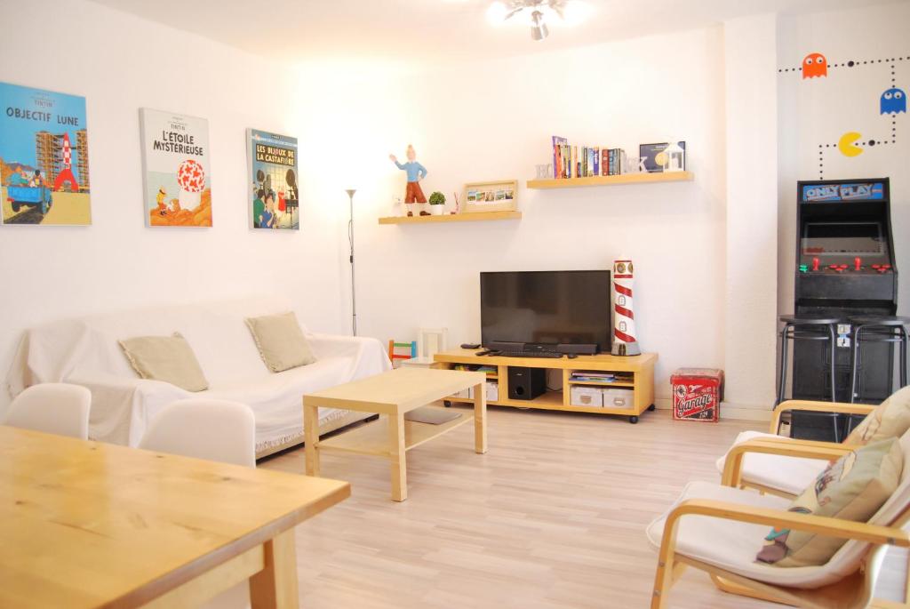 坎布里尔斯Apartamento en Cambrils Puerto,con Parking的客厅配有白色沙发和电视