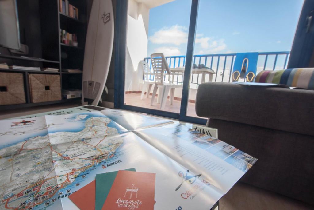 法马拉Casa Paradiso with great views perfect for surf or family holidays的一张桌子上的地图