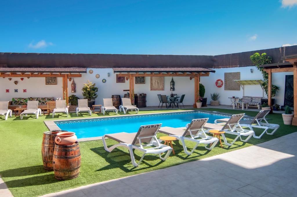 El RíoCasa Mercedes的别墅 - 带游泳池和躺椅