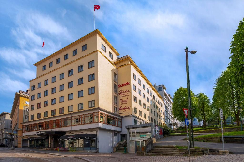 卑尔根斯堪迪克尼普顿酒店的顶部有旗帜的建筑