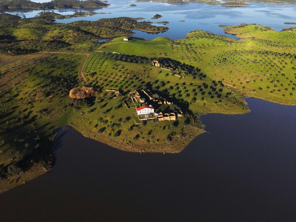 阿尔奇瓦Herdade Monte da Tapada的水中的岛屿,上面有房子