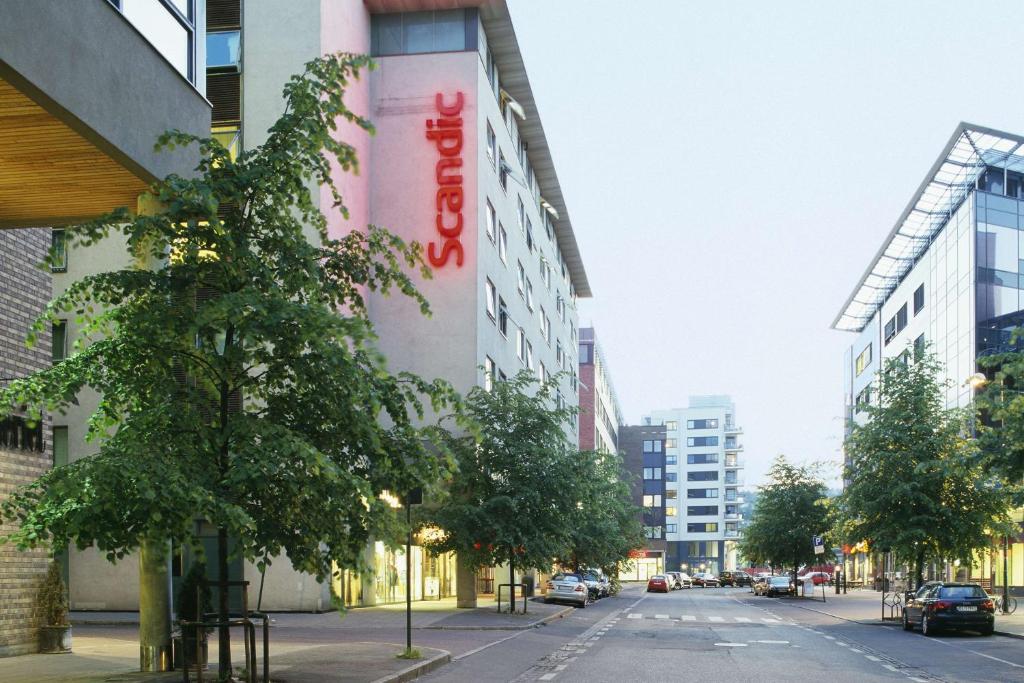 奥斯陆斯堪迪克索利斯特酒店的街道边有标志的建筑物