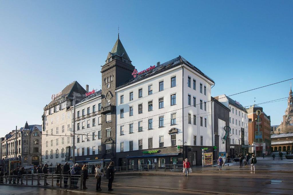 奥斯陆斯堪迪克奥斯陆城市酒店的繁忙的城市街道上的一群建筑