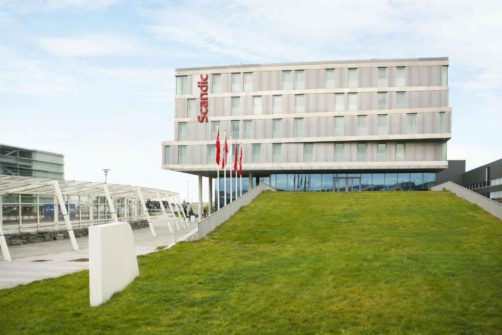 索拉斯堪斯塔万格机场酒店的前面有草坪的建筑