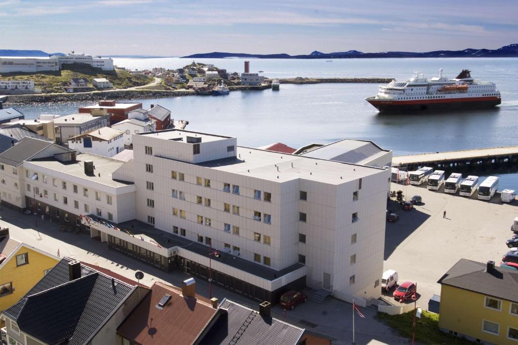 霍宁斯沃格斯堪迪克霍宁斯沃格酒店的游轮停靠在港口