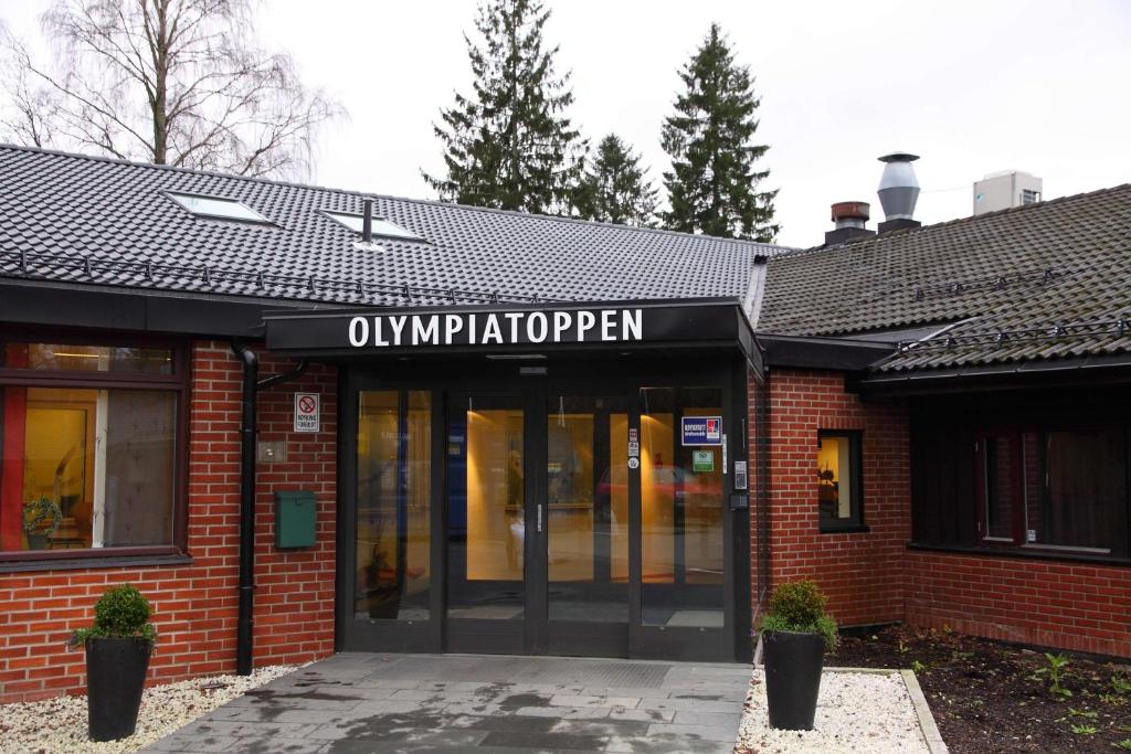 奥斯陆奥林匹亚顶级运动酒店- 斯堪迪克酒店的前面有标志的建筑