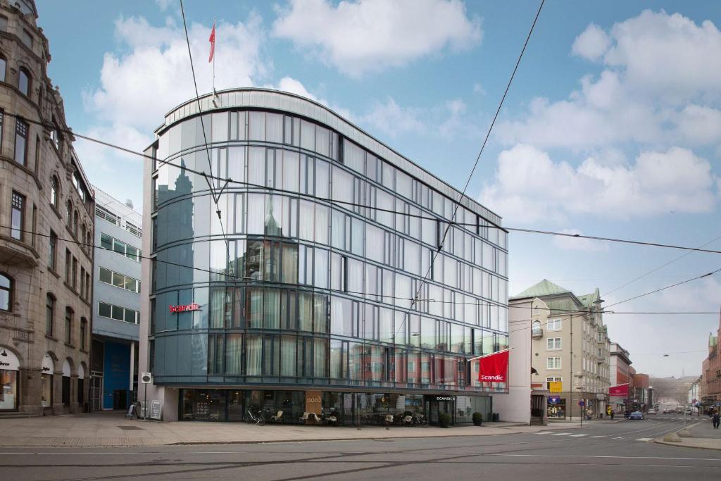 奥斯陆斯堪迪克边境酒店的城市街道上一座大型玻璃建筑