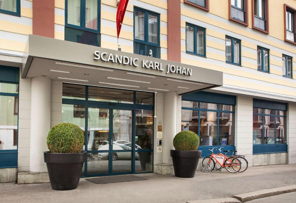 奥斯陆卡尔约翰斯堪迪克酒店的前面的商店有两辆自行车停放在外面
