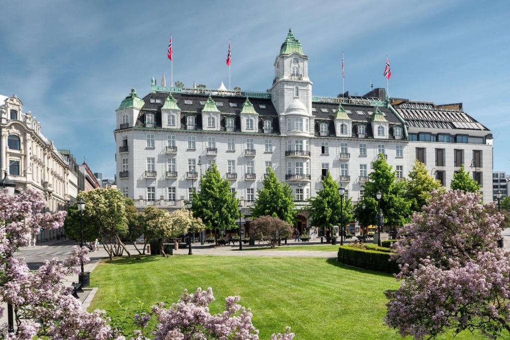 奥斯陆Grand Hotel Oslo的前面有草坪的白色大建筑