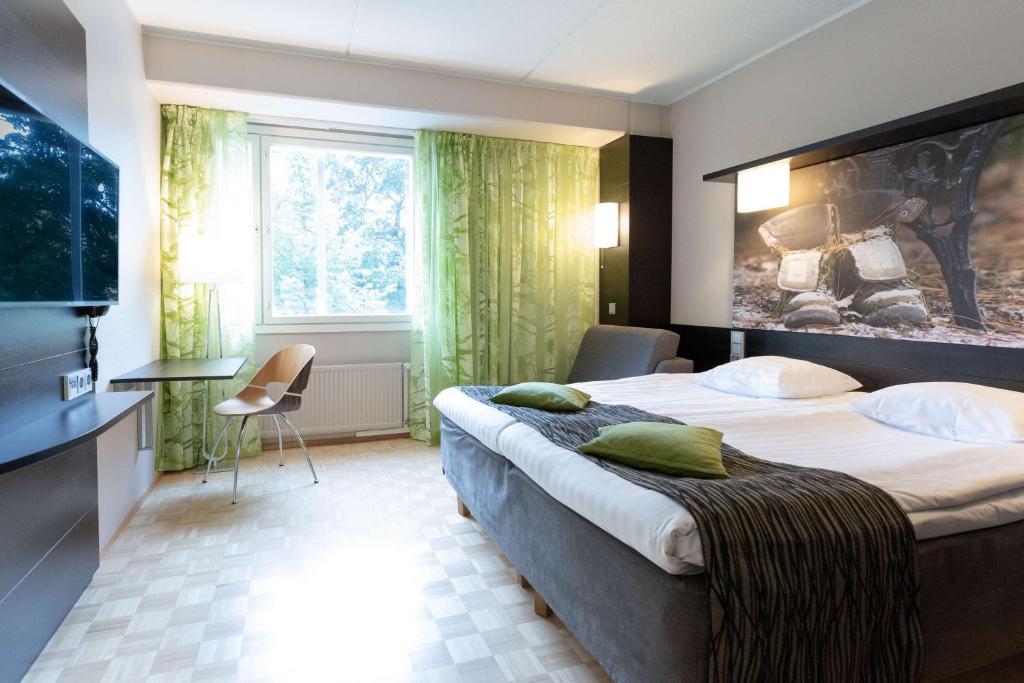 坦佩雷坦佩雷汉曼普西托斯堪迪克酒店的酒店客房设有两张床和一台平面电视。
