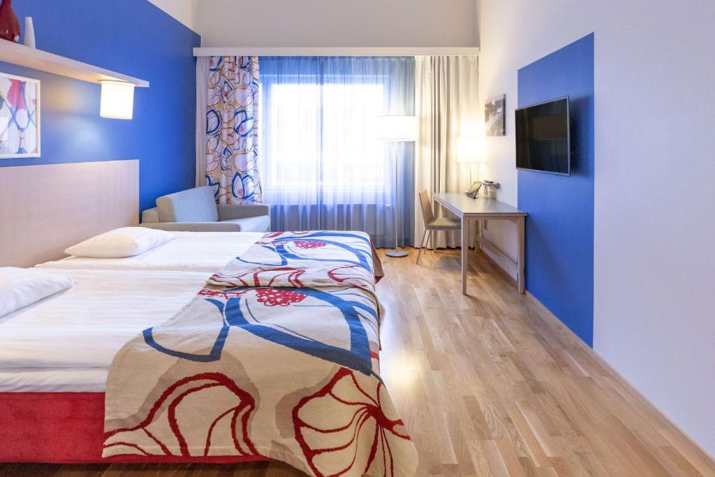 许温凯斯堪迪克赫维嘎酒店的酒店客房设有两张床和电视。
