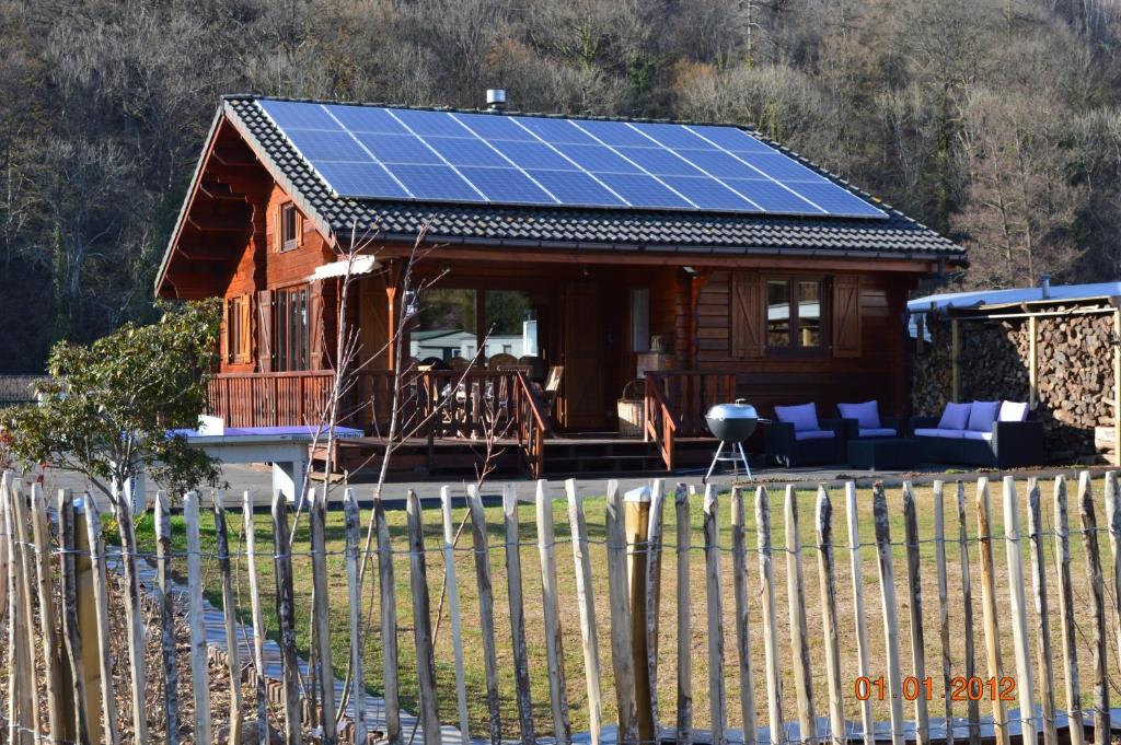 NonceveuxLe Mont Céleste的屋顶上设有太阳能电池板的小房子