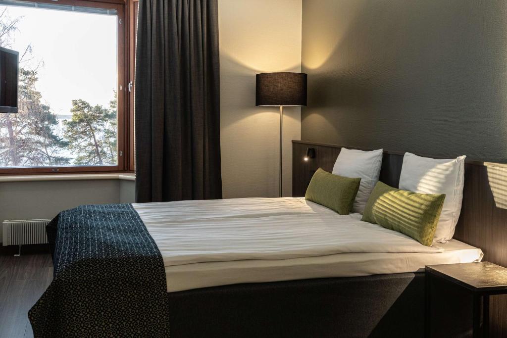瓦萨斯堪的克瓦西亚酒店的一间卧室设有一张大床和窗户