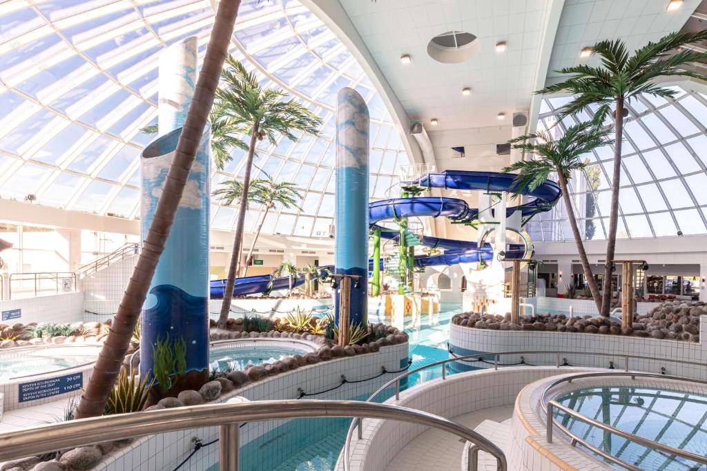 诺基亚诺基亚斯堪的克艾登酒店的一个带游泳池和水滑梯的购物中心