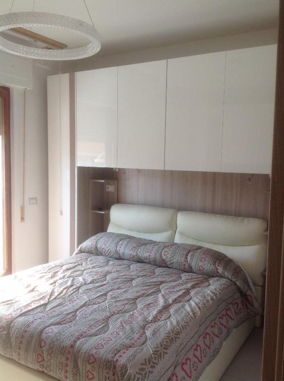 卡斯蒂里昂纳·德拉佩Appartamento Bellavista的一间卧室配有一张带白色橱柜的大床