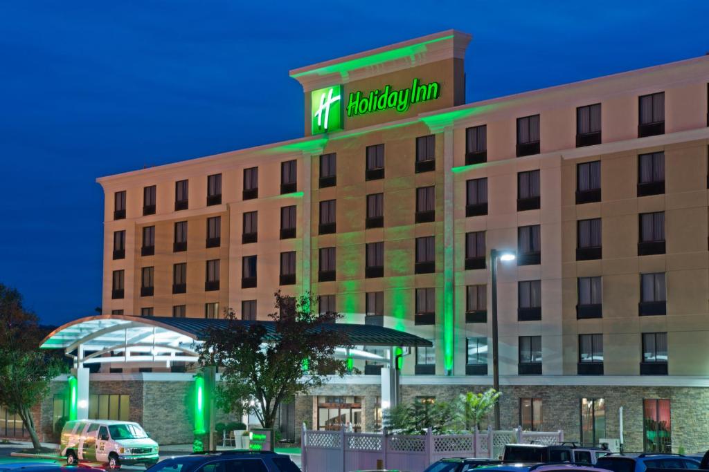 哈里斯堡Holiday Inn Harrisburg East, an IHG Hotel的上面有一个绿色标志的酒店