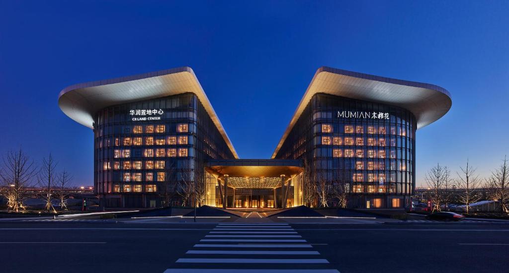北京北京大兴国际机场木棉花酒店的一座大型建筑,前面设有楼梯