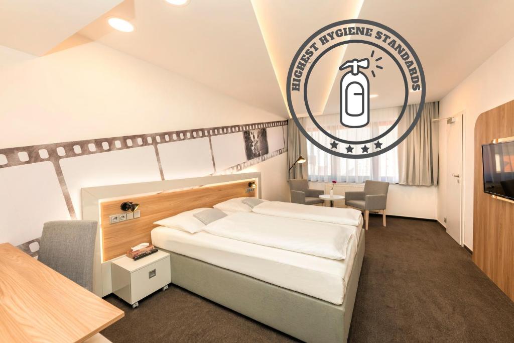 皮塞克毕欧格拉夫酒店的一间酒店客房,配有一张床和一台电视