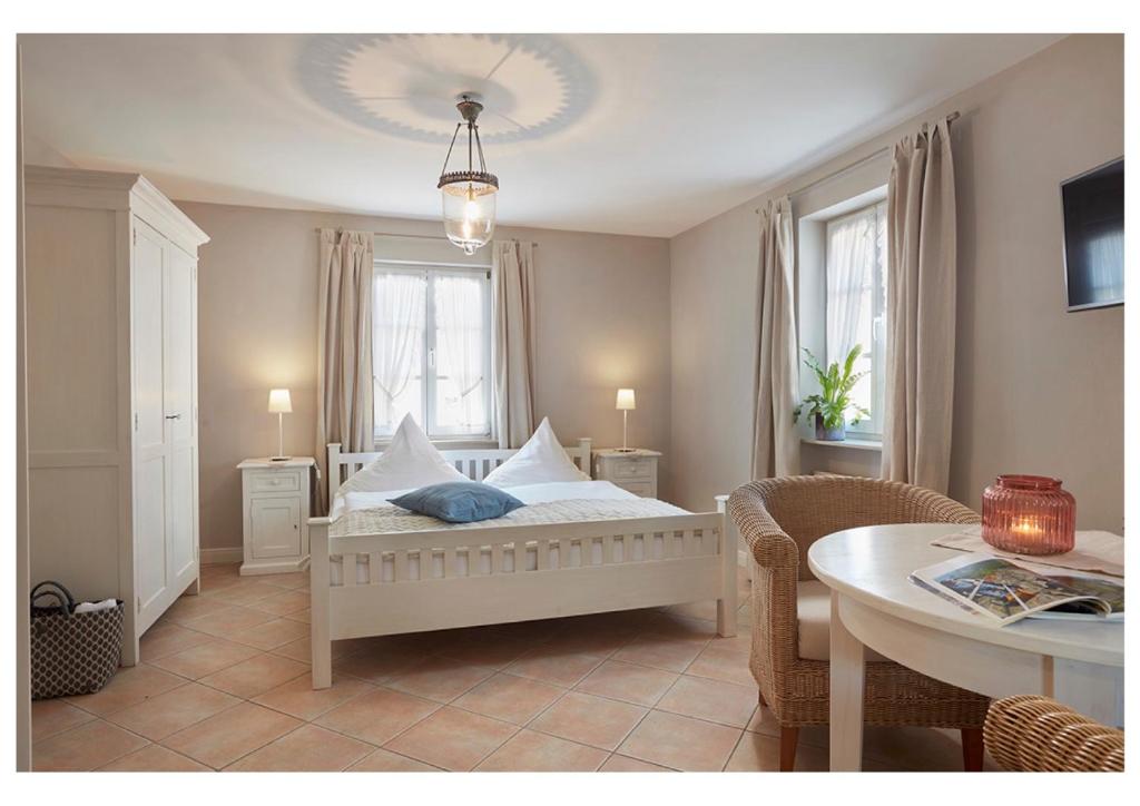 WasserlieschWeingut & Gästehaus GiwerGreif的一间卧室配有一张带枕头和桌子的床