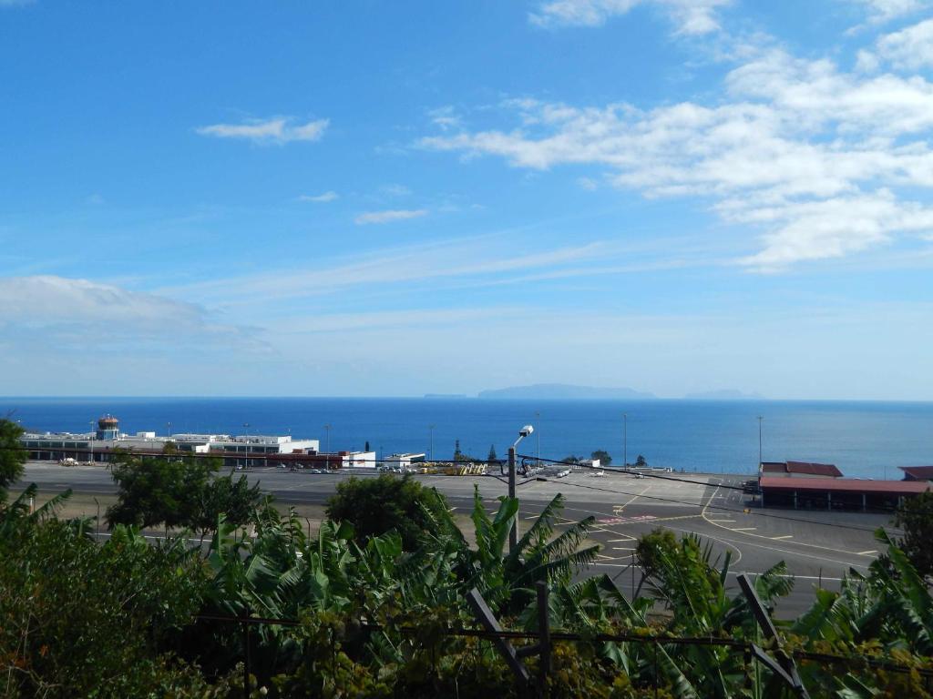 圣克鲁斯Villas Madalena Chalets vista mar cWiFi的享有停车场的景色,背景是大海