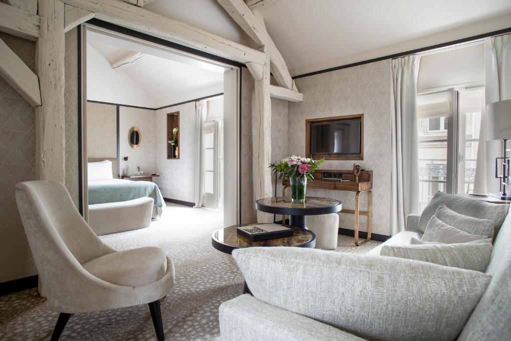巴黎圣日尔曼埃斯普利特酒店的客厅配有床、沙发和桌子