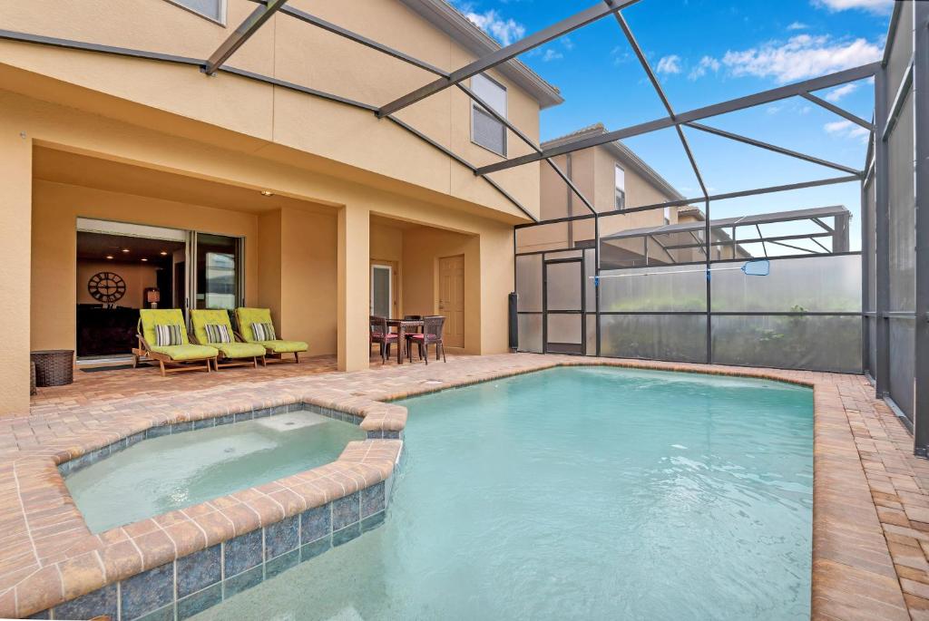 基西米Elegant Villa wPrivate PoolSpa Game Room的一座房子后院的游泳池